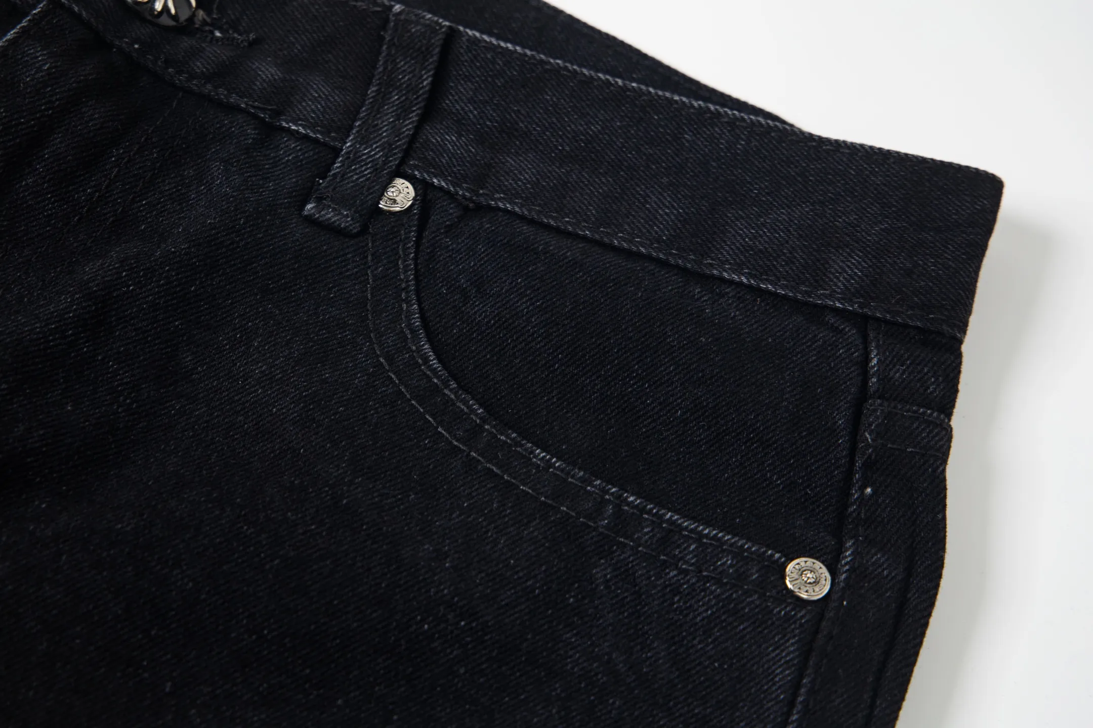 P260 Chrome Hearts Chrome Hearts Black Multi-leather Elements Full of Details Washed Jeans Authentically Restore the Ultimate Vintage Texture Three-Dimensional Fit Loose and Comfortable, Not Slimming Appearing Tall and Slim Made by a Manufacturer Original Quality Control Same Style for Men and Women Can Be Matched for Couples Versatile Recommendations Must-Have Jeans for All Seasons Fashionistas Have Been Disappointed From the Quality Selection of Fabrics, Cutting of Details, and Matching of Patterns, Everything Is Impeccable! The upper body is so handsome when worn...it can be easily worn by men, women and children! The craftsmanship is made of heavy-duty washed pure cotton denim fabric. After washing, it is soft and thick. It is very stylish when worn on the body. Style number: 1775# Color: black Size: 28 30 32 34 36